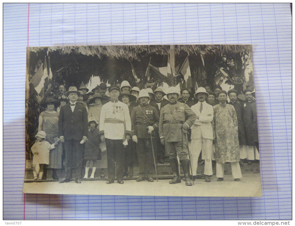 Carte Photo Groupe D´officiers Coloniaux Avec Indochinois - Guerre, Militaire