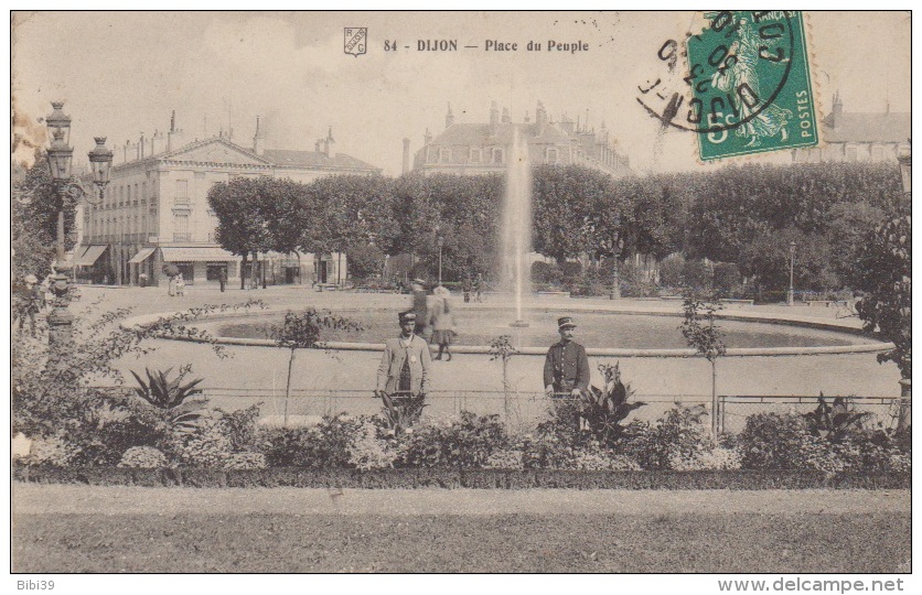 DIJON  Place Du Peuple. Carte Animée Deux Militaires Regardent Les Massifs, Des Femmes Discutent Sous Une Ombrelle, Cycl - Dijon