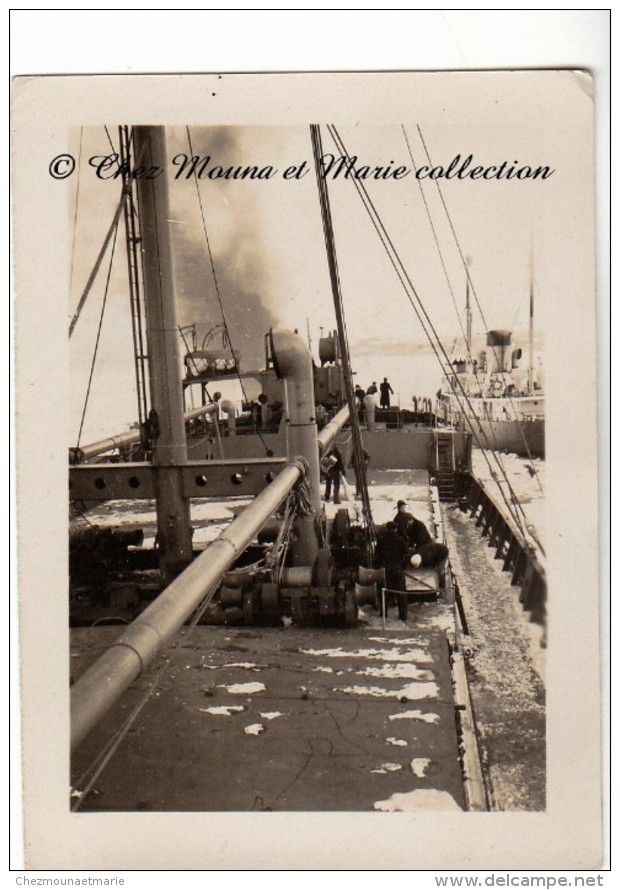 TRANSPORT DANS LES EAUX GLACEES - PONT D UN NAVIRE ET VUE SUR UN AUTRE - MER GELEE - PHOTO 9 X 6.5 CM - Bateaux