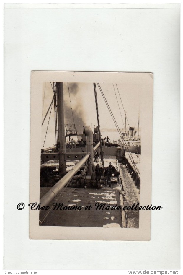 TRANSPORT DANS LES EAUX GLACEES - PONT D UN NAVIRE ET VUE SUR UN AUTRE - MER GELEE - PHOTO 9 X 6.5 CM - Bateaux