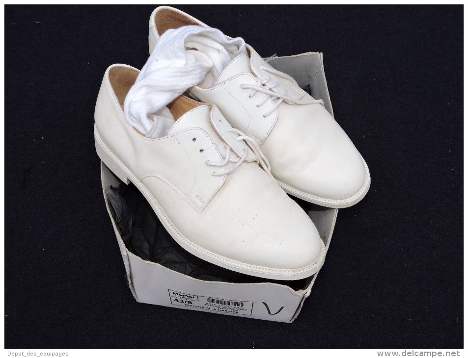 BELLE PAIRE CHAUSSURES REGLEMENTAIRES BLANCHES  EN CUIR #.2 - Uniformes