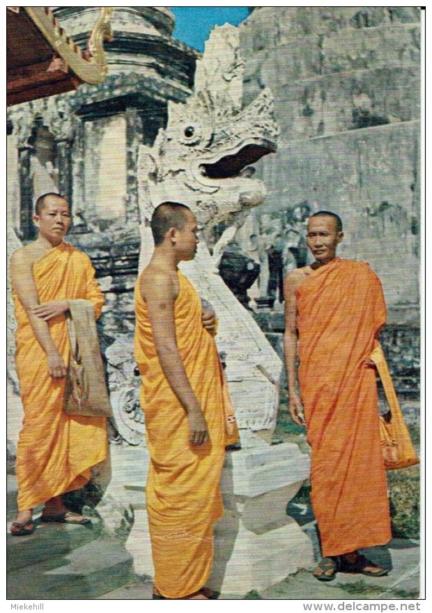 THAILANDE-THREE BUDDHIST PRIEST IN THEIR YELLOW FROCKS-Boudhisme - Thailand