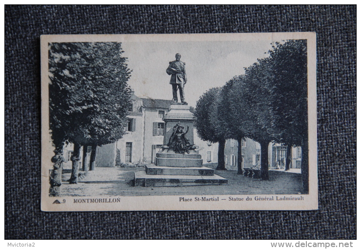 MONTMORILLON - Place ST MARTIAL, Statue Du Général LADMIRAULT - Autres & Non Classés