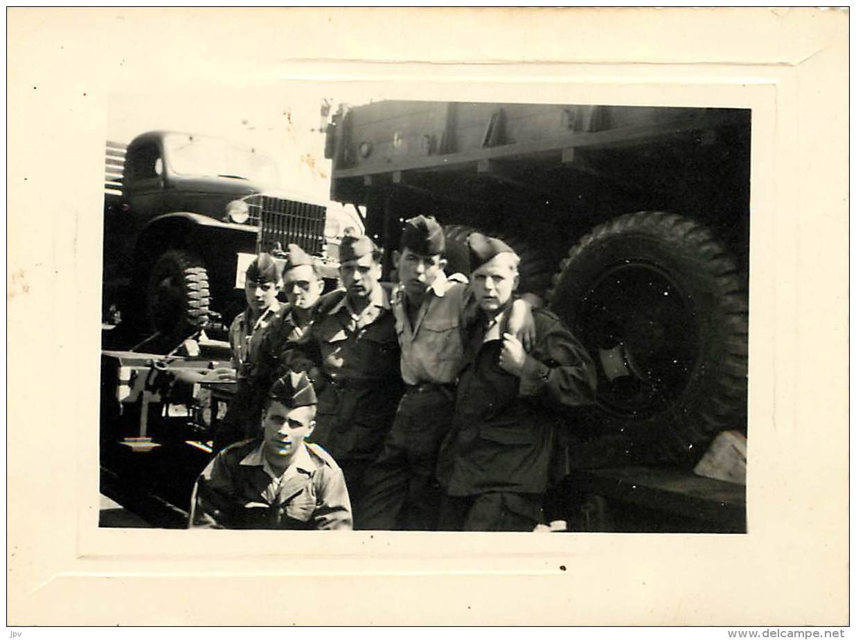 PHOTO MILITARIA . GROUPE DE COPAINS PRET A PRENDRE LE TRAIN . GMC . - Oorlog, Militair