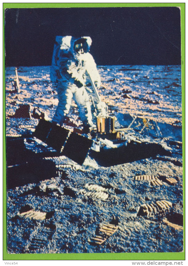 LA CONQUETE DE LA LUNE Par APOLLO XI Du 16 Juillet Au 24 Juillet 1969 Aldrin Installe Le Sismographe Ultra-sensible - Raumfahrt