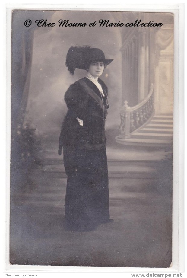 SAINT ST NAZAIRE - FEMME AVEC CHAPEAU A PLUMES - LOIRE ATLANTIQUE - CARTE PHOTO - Saint Nazaire