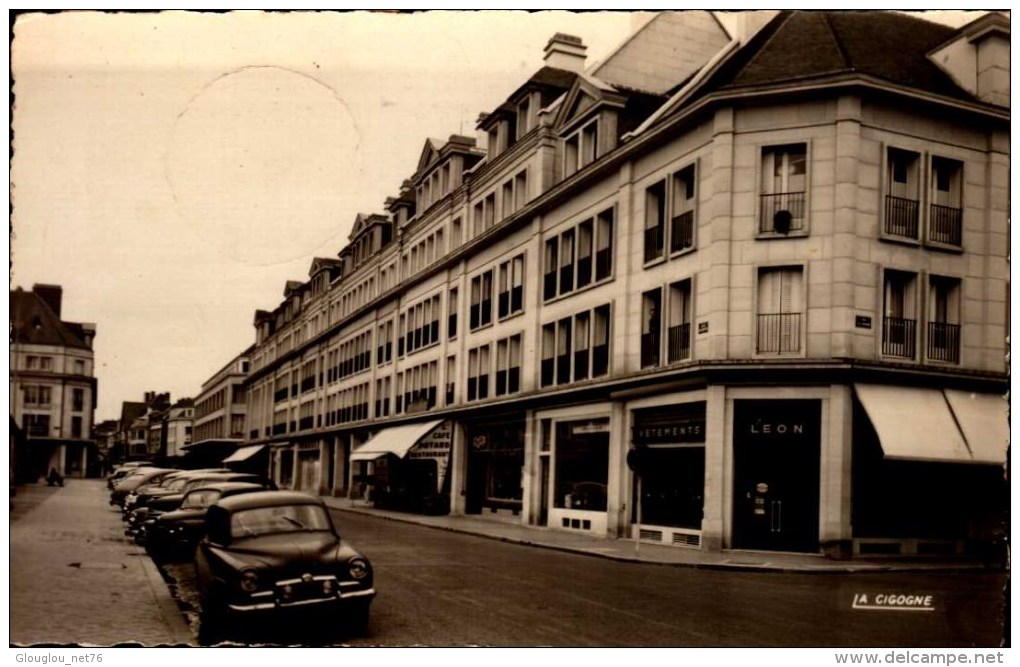 60-BEAUVAIS..PLACE JEANNE HACHETTE AVEC COMMERCES,VOITURES......CPSM PETIT FORMAT - Beauvais