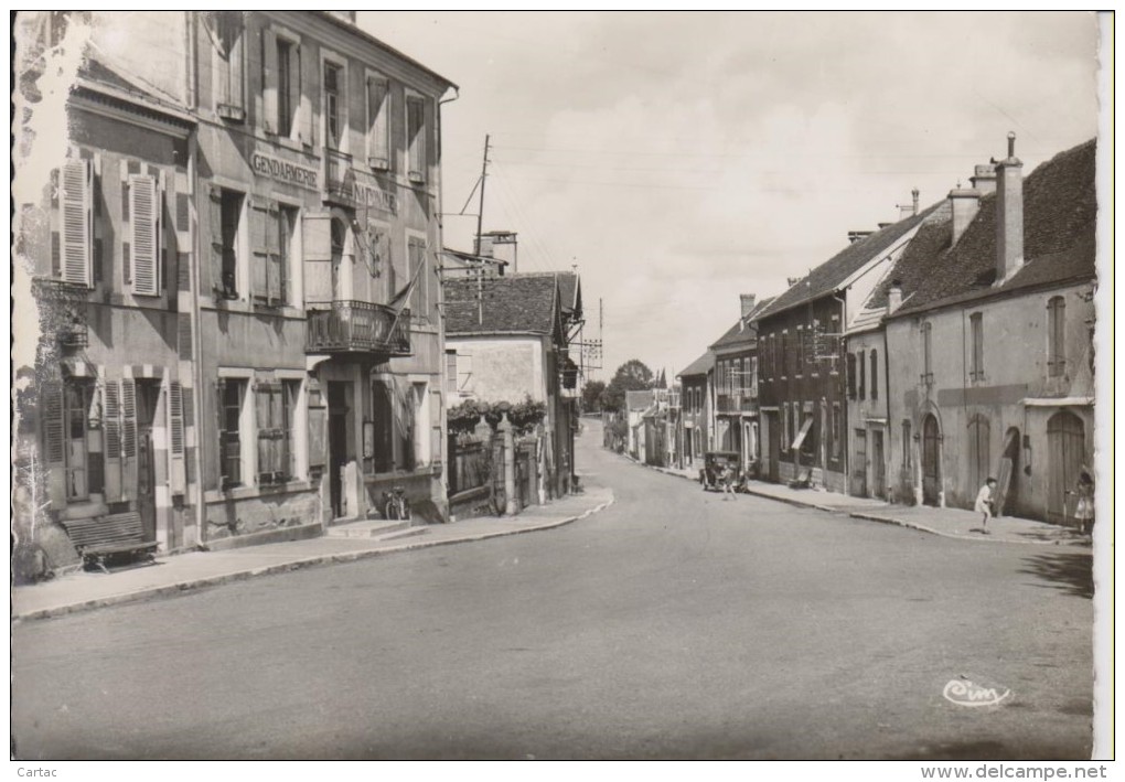 D64 - LEMBEYE - LE CENTRE DU VILLAGE ET LA GENDARMERIE - CPSM Grand Format (carte Abîmée Sur La Gauche) - Lembeye