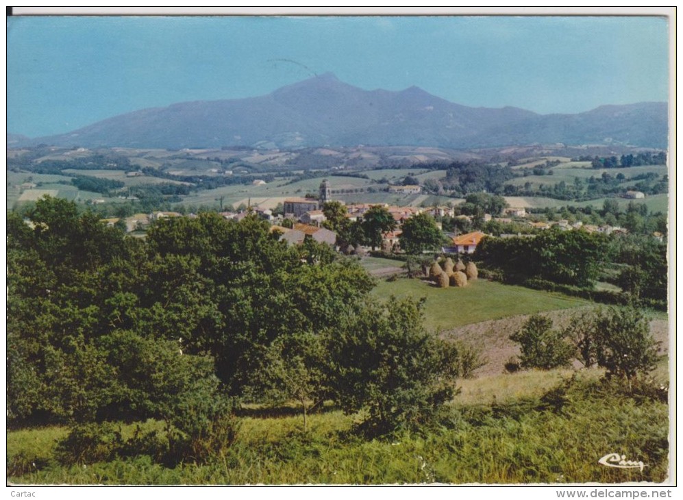 D64 - URRUGNE - VUE GENERALE DU VILLAGE AU FOND LA RHUNE - CPSM Grand Format - Urrugne