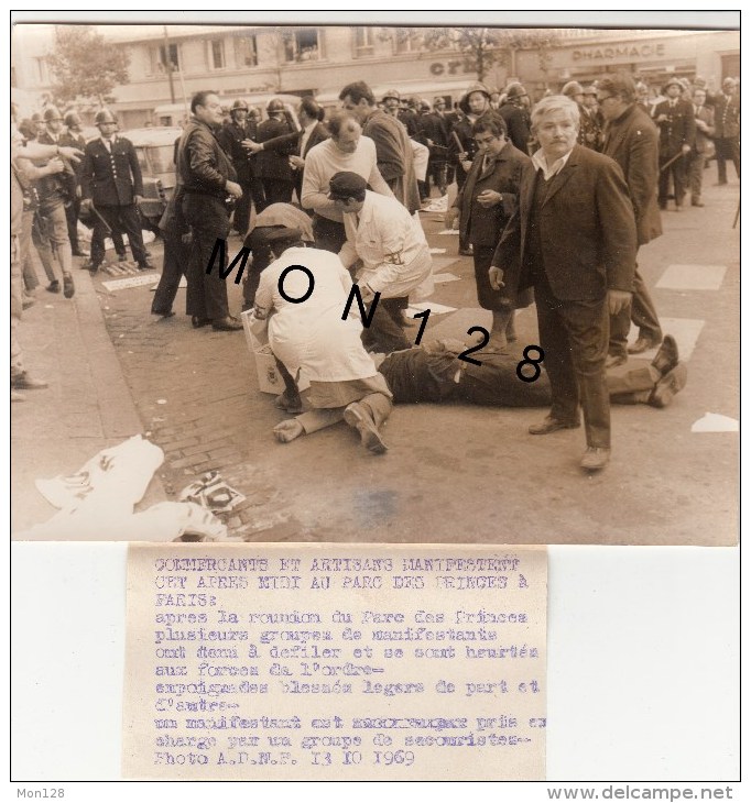 PHOTO DE PRESSE A.D.N.P-COMMERCANTS ET ARTISANS MANIFESTENT AU PARC DES PRINCE- 13/10/1969-DIM 18x12,5 Cms-photo E.LAMY - Métiers