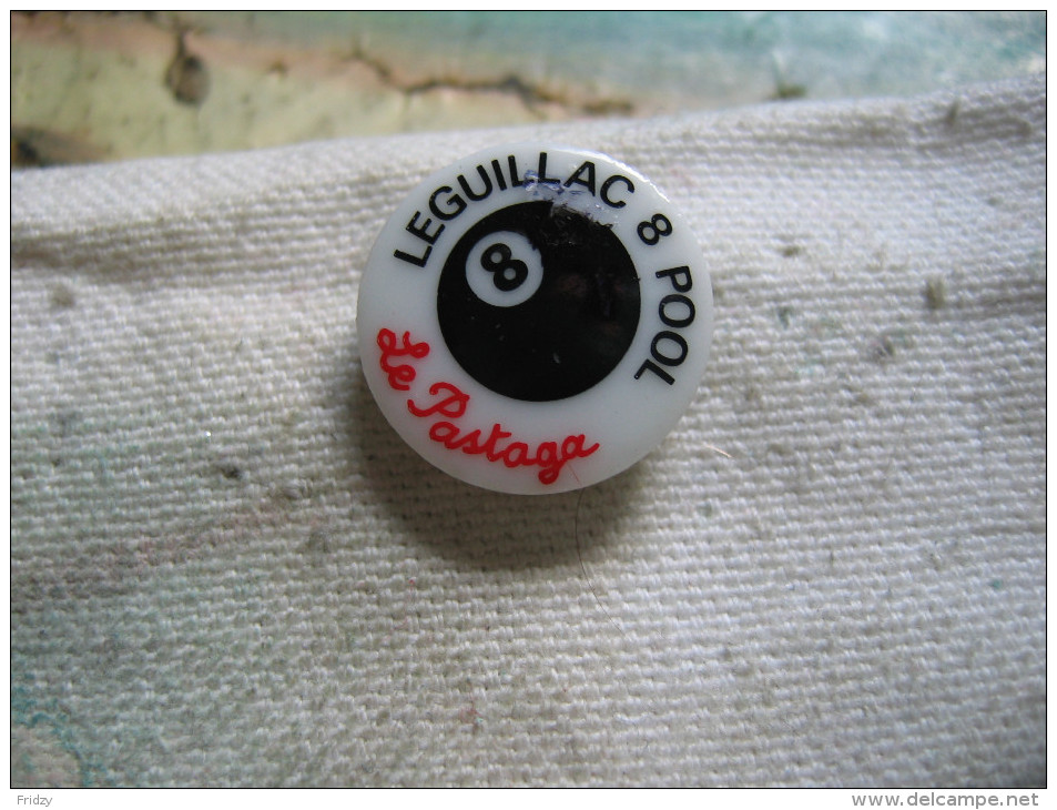 Pin's En Porcelaine Du Club De Billard  "Leguillac 8 Pool" Au Café-Tabac "Le PASTAGA" - Billard