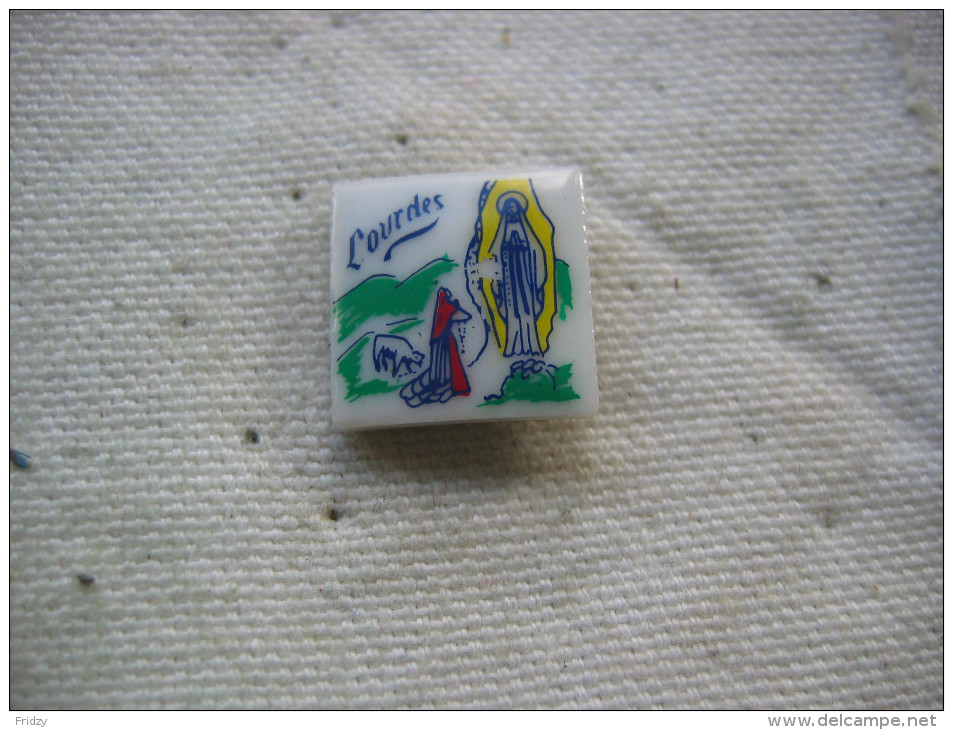 Pin´s En Porcelaine De Notre-Dame De Lourdes. - Autres & Non Classés