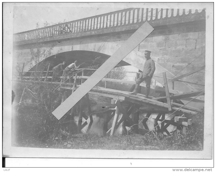 Soldats Allemands Au Repos Partie De Pêche Sur Une Passerelle Installée Par Des Pionniers 1 Photo 1914-1918 14-18 Ww1 - Guerre, Militaire