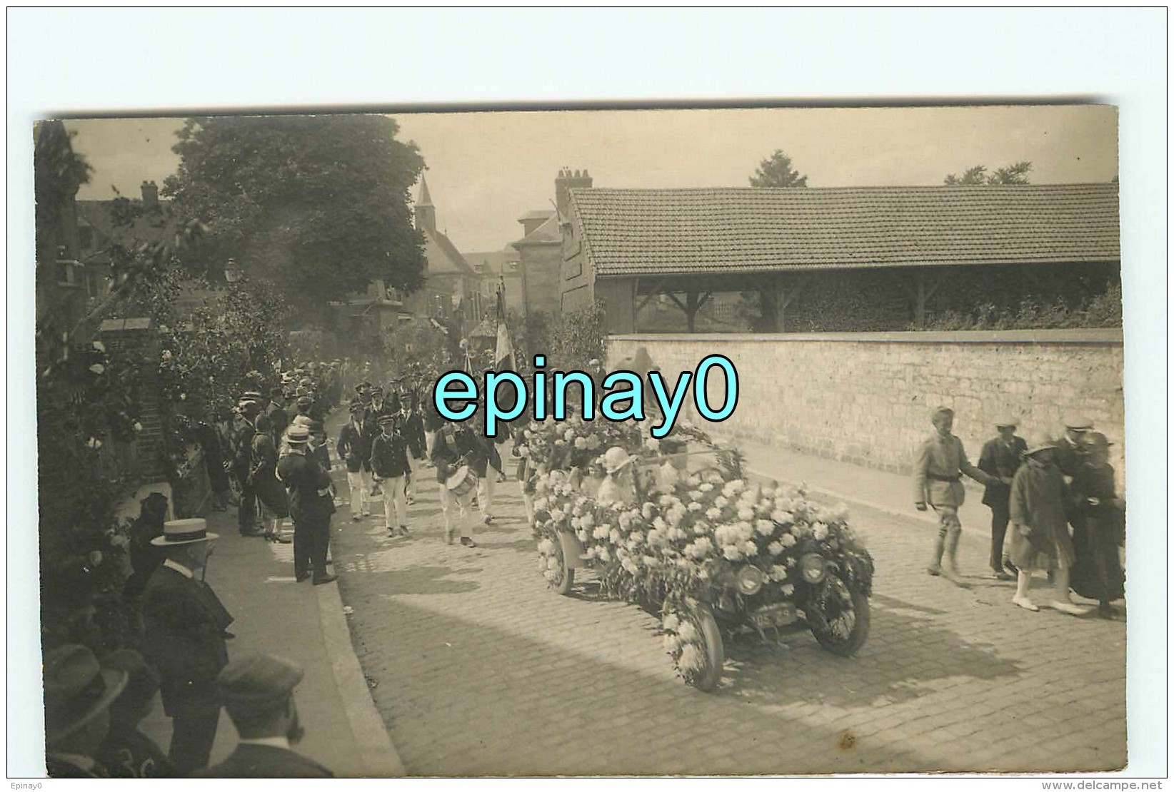 CARTE PHOTO à LOCALISER - Defile Avec Fanfare - église - Carnaval Ou Mi-careme - Photos