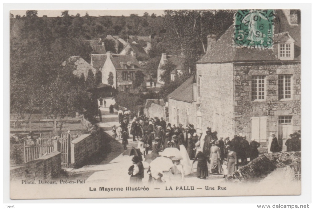 53 MAYENNE - LA PALLU Une Rue, Un Jour De Fête - Other & Unclassified