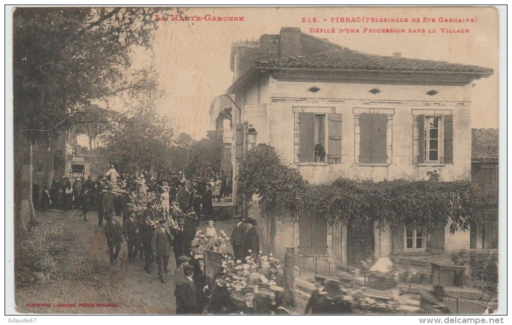 PIBRAC (31) - PELERINAGE DE SAINTE GERMAINE - DEFILE D'UNE PROCESSION DANS LE VILLAGE - Pibrac