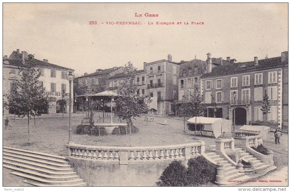 CARTE POSTALE VIC FEZENSAC 32  Le Kiosque Et La Place - Vic-Fezensac