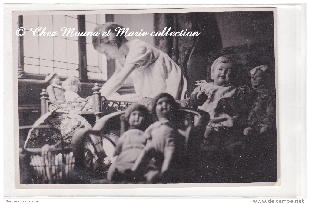 POUPEES ANCIENNES - JOUETS ANCIENS - PETITE FILLE METTANT AU LIT SA POUPEE - CARTE PHOTO - Giochi, Giocattoli