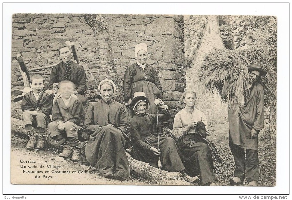 19 UN COIN DE VILLAGE EN CORREZE PAYSANNES EN COSTUMES ET COIFFURES DU PAYS - Autres & Non Classés