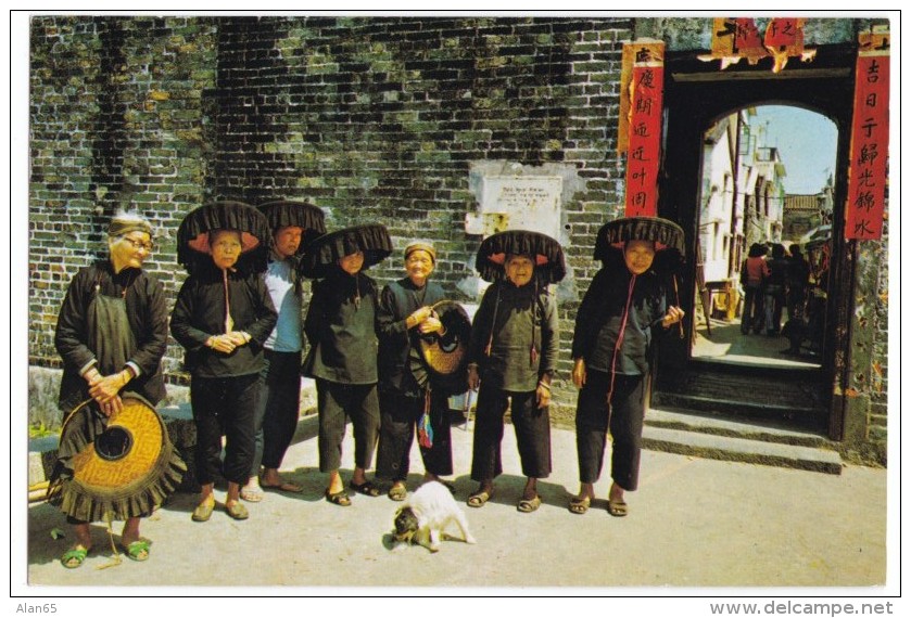 Hong Kong China, Kathing Walled City, Women Stand Outside Gate, Fashion, C1970s/80s Vintage Postcard - China (Hong Kong)