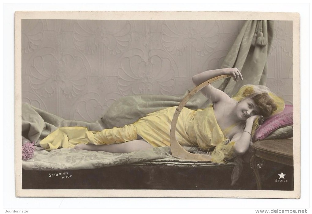 FEMMES - FRAU - LADY - Jolie Carte Fantaisie Portrait  Jeune FEMME   Couchée Sur Un Lit Robe Jaune - Femmes