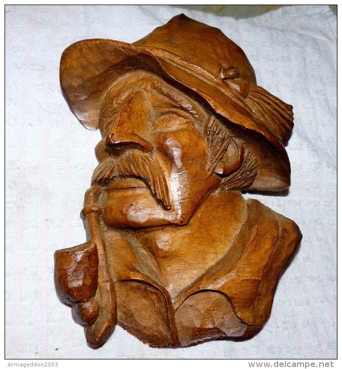 SCULPTURE A ACCROCHER EN BOIS TÈTE Portrait De VIEL HOMME A LA PIPE TBE - Bois