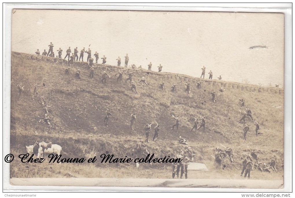 RECONSTITUTION D UNE BATAILLE SUR UNE COLLINE - CARTE PHOTO MILITAIRE - Maniobras