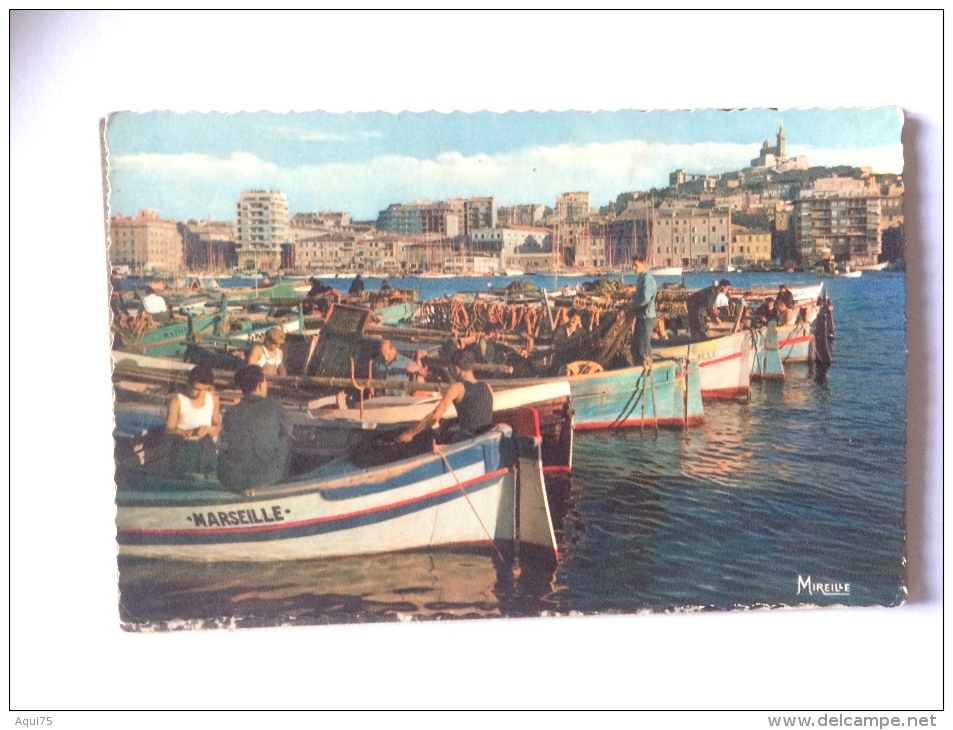 MARSEILLE    Un Coin Du Vieux Port Et Notre Dame De La Garde (animation:pêcheurs) - Timone, Baille, Pont De Vivaux