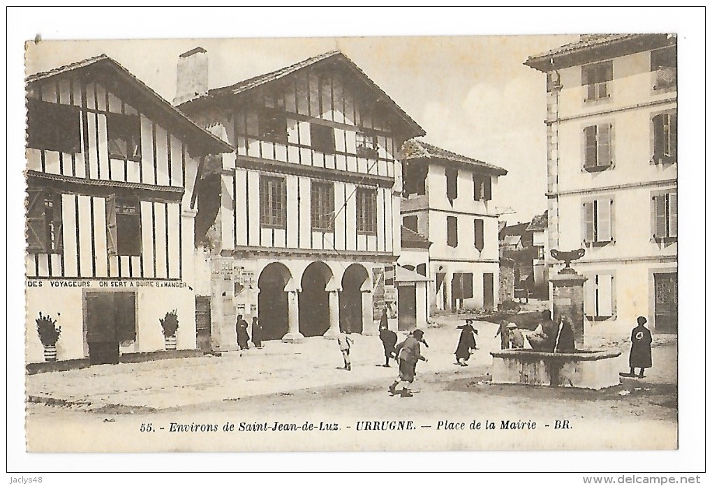 URRUGNE  (cpa 64)  Place De La Mairie - Environs De St Jean De Luz - Fontaine, Enfants -  --L 1 - Urrugne