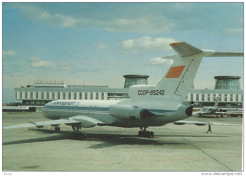 Passenger Plane In Pulkovo Airport.    Aeroflot  Russia.  # 04397 - 1946-....: Moderne