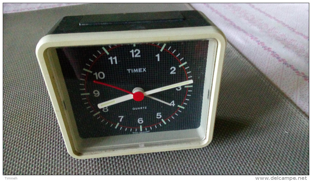 REVEIL VINTAGE TIMEX QUARTZ West Germany - Plastique - Noir & Blanc & Rouge - Fond Noir Carreaux - Fonctionne Avec Pile - Réveils