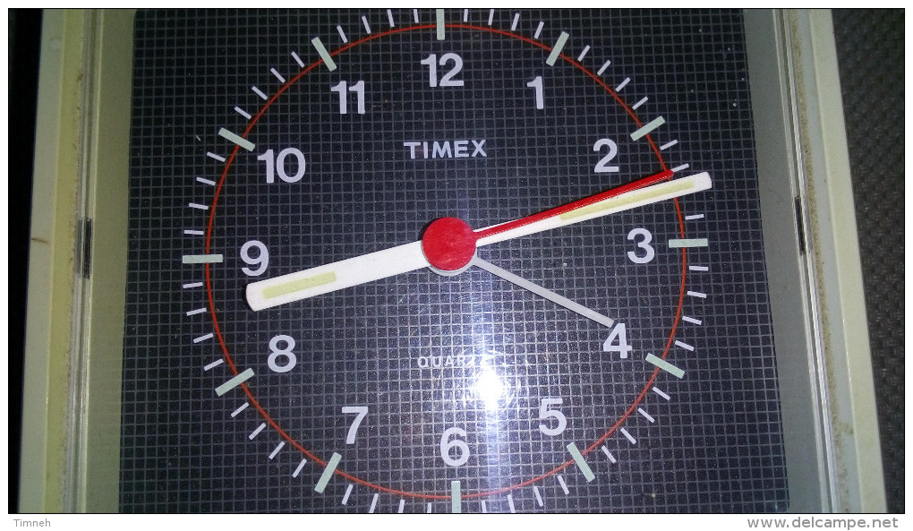 REVEIL VINTAGE TIMEX QUARTZ West Germany - Plastique - Noir & Blanc & Rouge - Fond Noir Carreaux - Fonctionne Avec Pile - Réveils