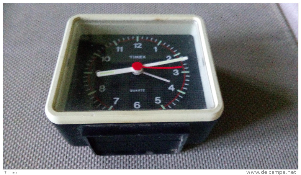 REVEIL VINTAGE TIMEX QUARTZ West Germany - Plastique - Noir & Blanc & Rouge - Fond Noir Carreaux - Fonctionne Avec Pile - Réveils