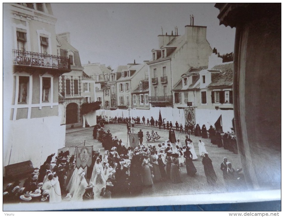 56 BELLE ILE EN MER LE PALAIS PHOTO  CEREMONIE RELIGIEUSE COMMEMORATION DEVANT L'HOTEL DU COMMERCE DEBUT 1900 - Places