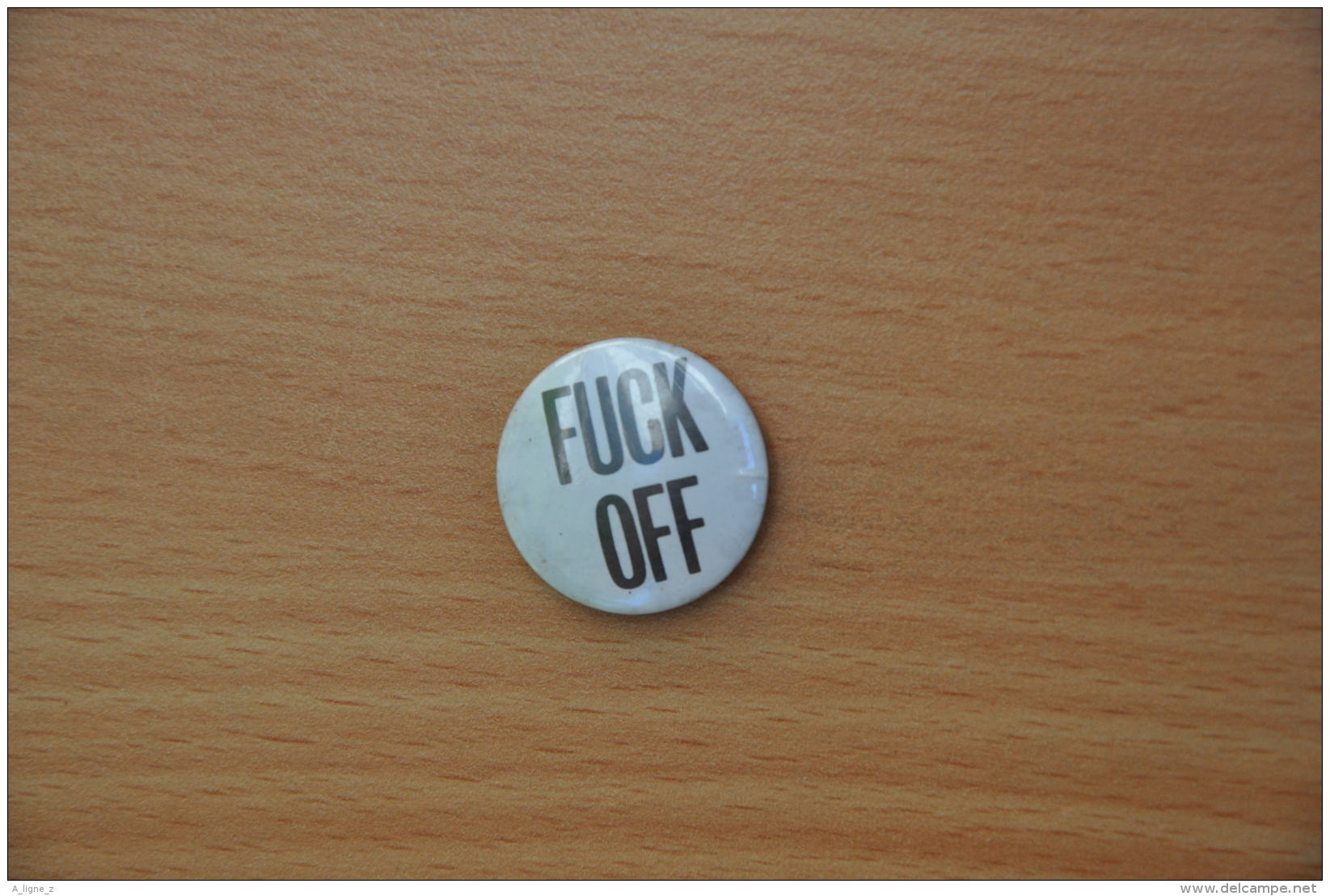 REF Y1  : Badge Ancien Epok 1980 Punk Rock Pin's FUCK OFF Sex Pistols - Musique