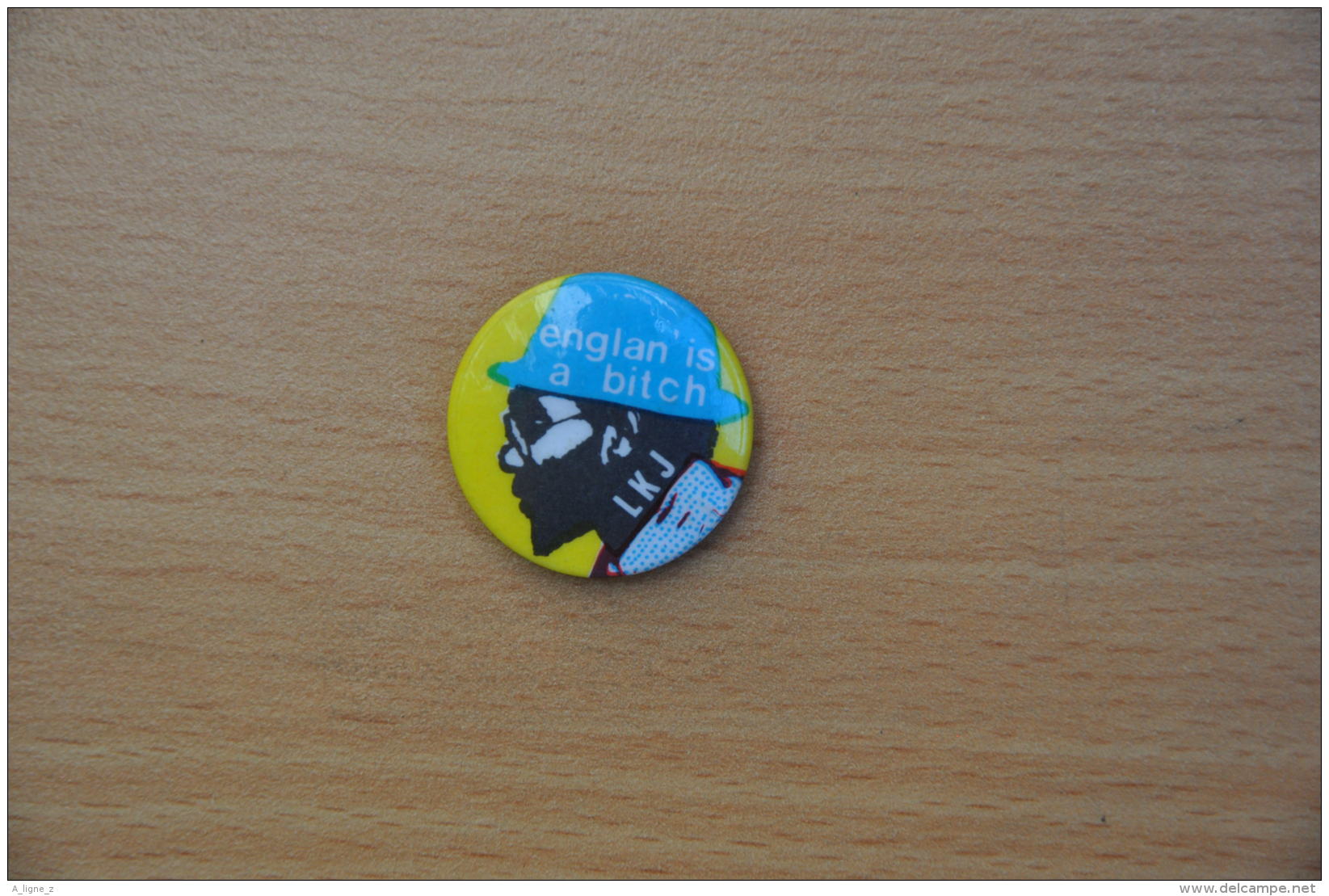 REF Y1  : Badge Ancien Epok 1980 Punk Rock Pin's LKJ Englan Is A Bitch - Musique