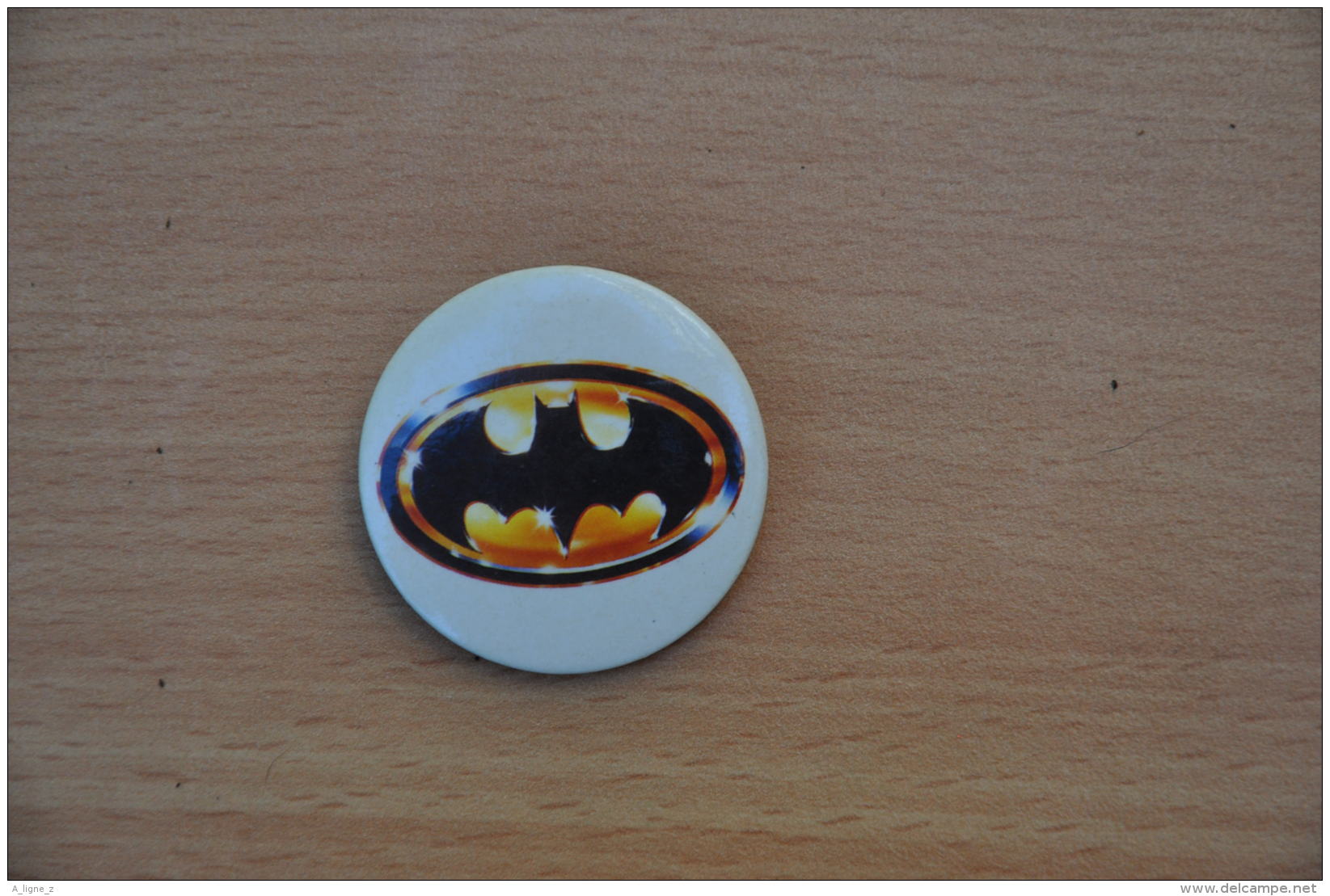 REF Y2  : Badge Ancien Epok 1980 Punk Pop Hard Rock Pin's BATMAN Blanc - Musique