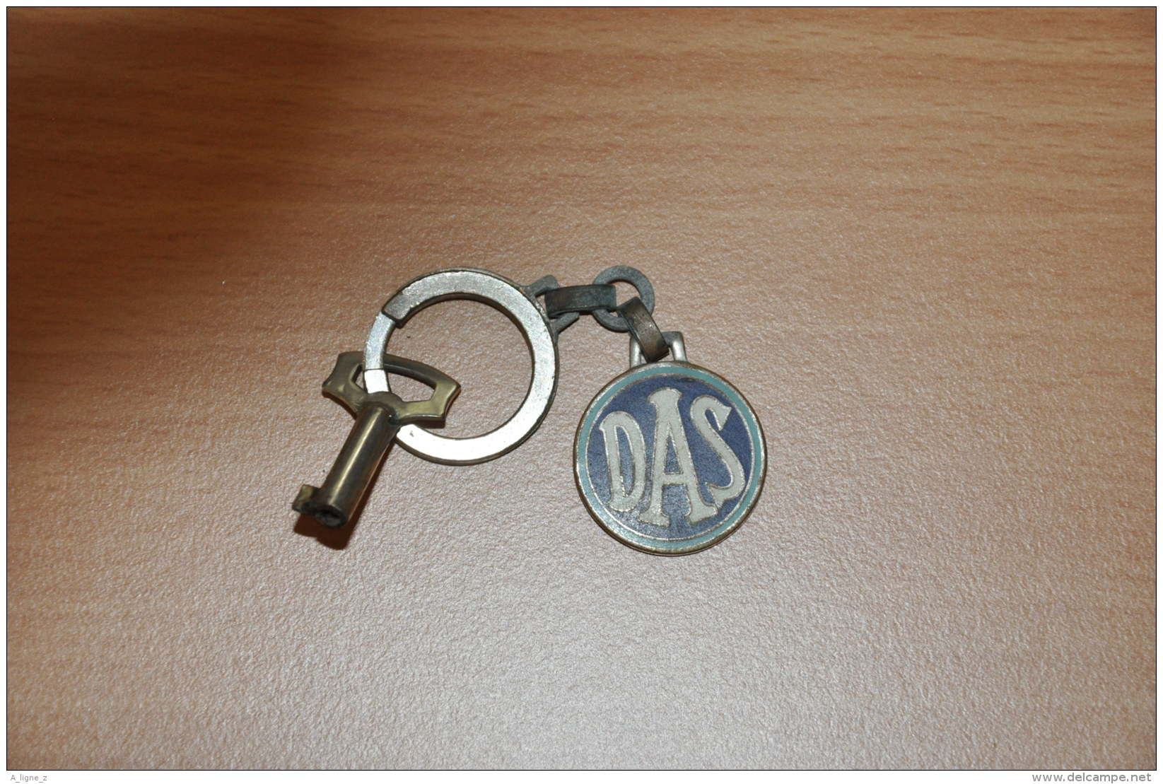 REF PC 003  : Porte Clefs Publiciataire Vers 1960 LE MANS DAS Défense Automobile Sportive - Porte-clefs