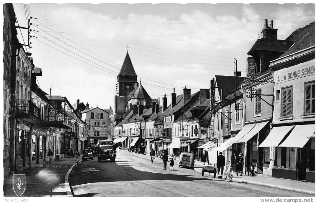 18-AUBIGNY-SUR-NERE- LA PLACE ET L'EGLISE - Aubigny Sur Nere