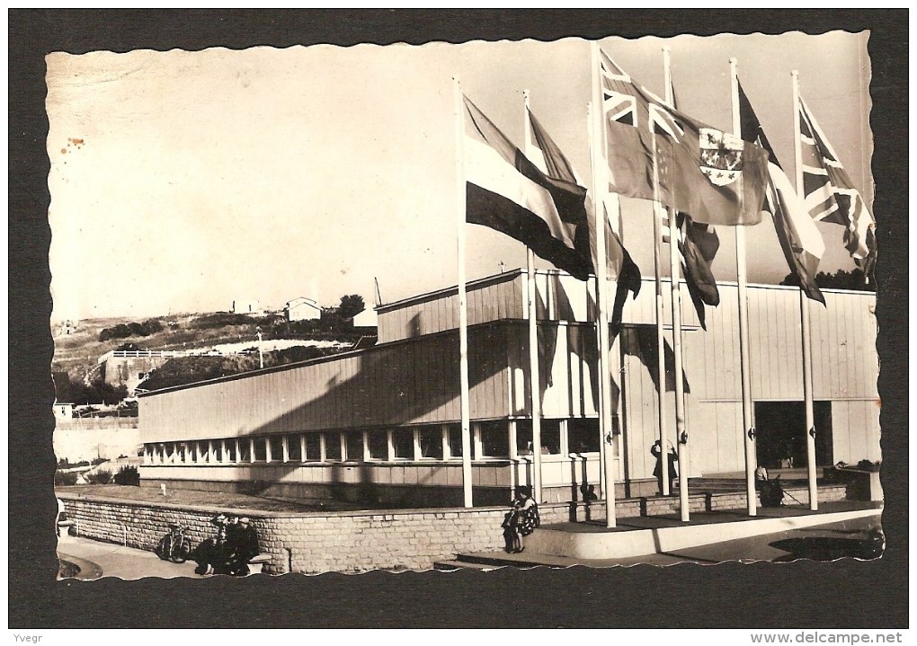 ARROMANCHES LES BAINS -Musée Du Débarquement En Normandie Et Drapeaux Des Alliés - War 1939-45