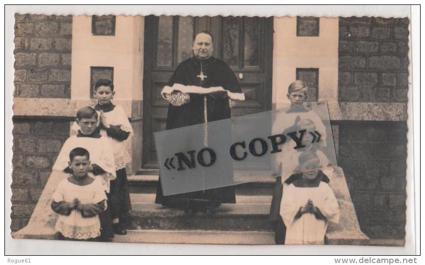 PASSAIS-LA-CONCEPTION   - ( Orne ) - Photo Format  14 Cm Par 8 Cm - Le Curé Et Ses Enfants De Cœur En 1952 - Persone Identificate