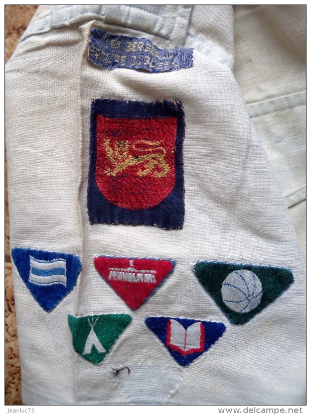 Scoutisme - Chemise Officielle Louveteaux 1942 - Complet - Avec Le Foulard Du Groupe 1ere Duguesclin De Bergerac - Scoutisme