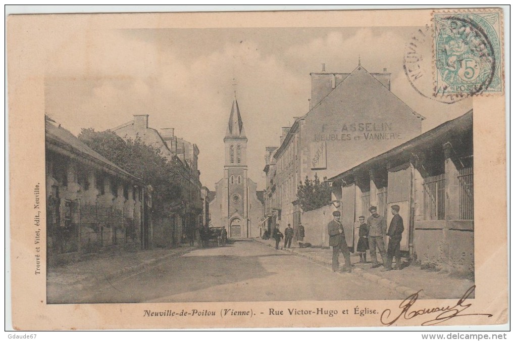 NEUVILLE DE POITOU (86) - RUE VICTOR HUGO ET EGLISE - Neuville En Poitou