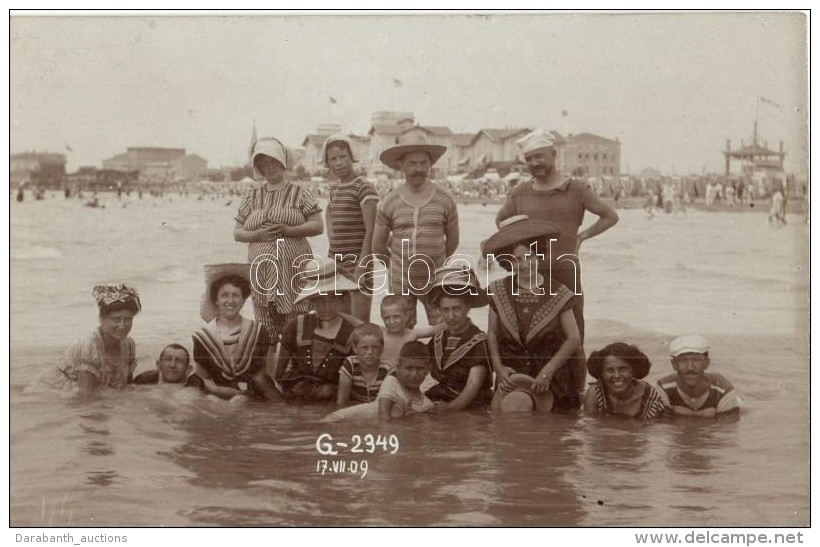 ** T2 Grado, I. Strand, Bathing People, Atelier 'Wessely', Group Photo - Unclassified