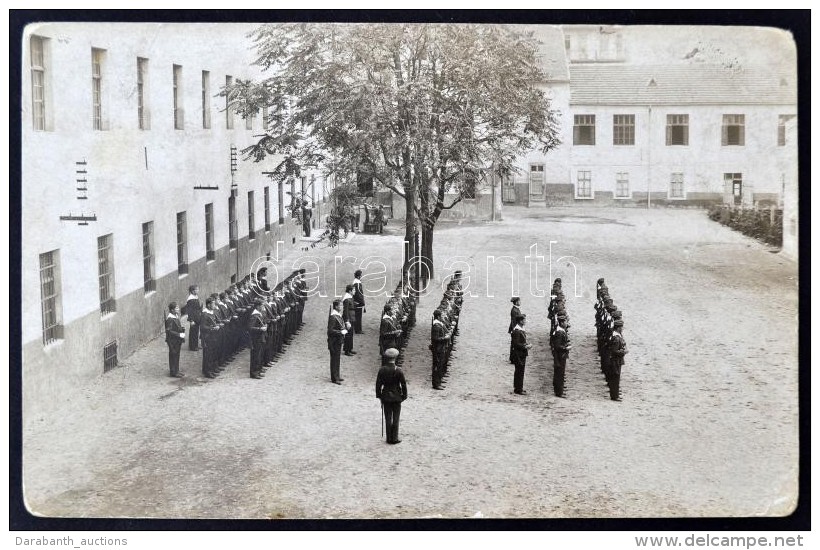 Cca 1920  M. Kir. FolyamÅ‘rÅ‘k A FolyamÅ‘rség Laktanyájának Udvarán Fotólap /... - Sonstige & Ohne Zuordnung