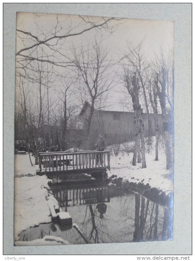 Identificier Svp ** SOLDIER On A BRIDGE ** Te Identificeren / Identify ( Double Photo ? Format 12 X 17 Cm  ) ! - Guerre, Militaire