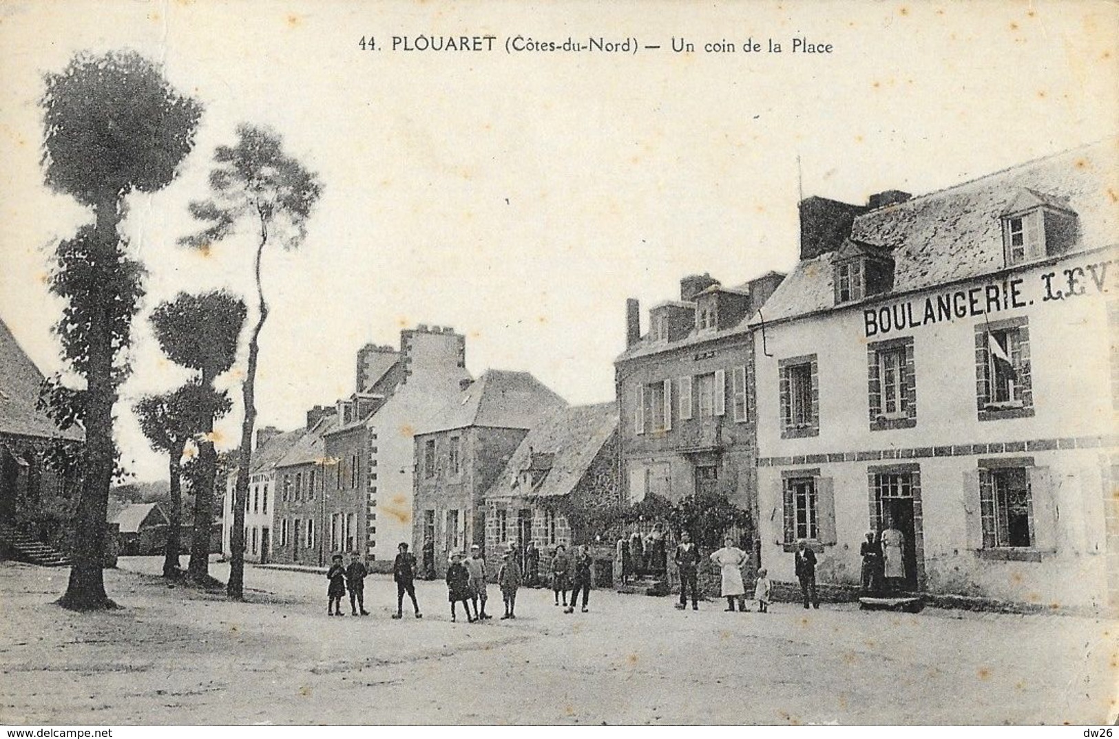 Plouaret - Un Coin De La Place - Boulangerie, Belle Animation - Carte N° 44 Non Circulée - Plouaret