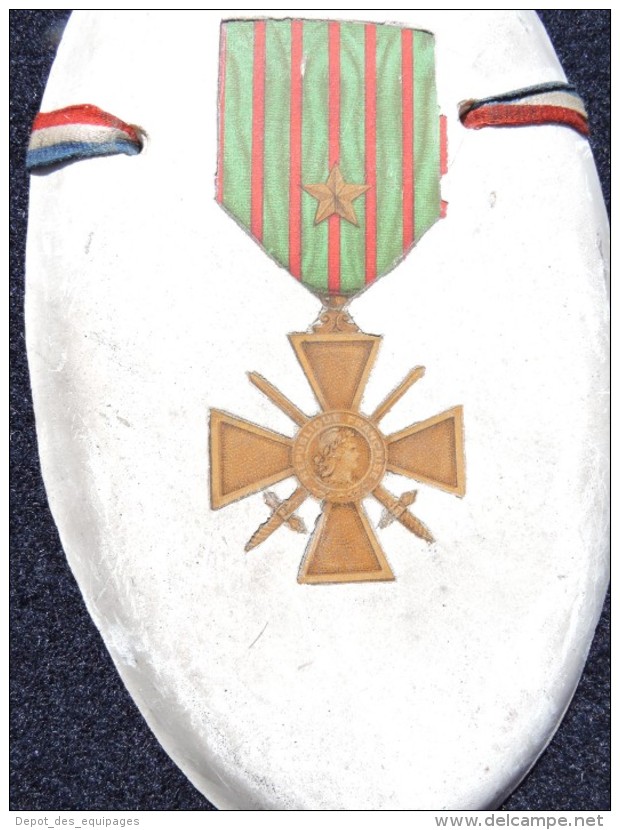 JOLI INHABITUEL MOTIF SOUVENIR CROIX de GUERRE 1914-1918 à voir  !!!