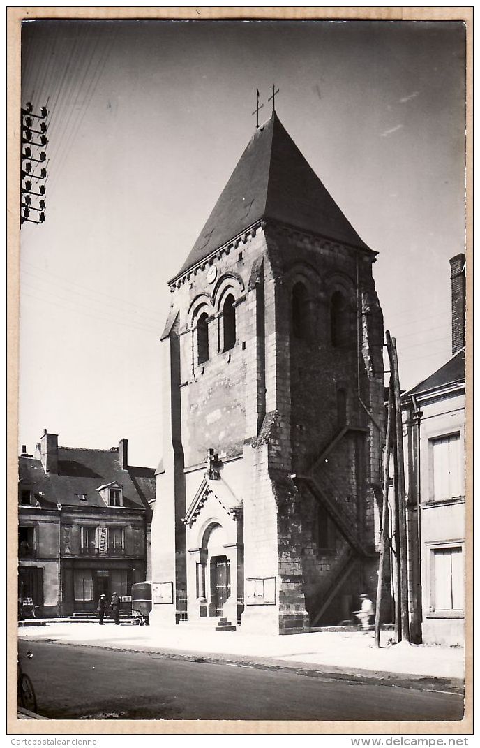 X37037 Peu Commun MANTHELAN Indre Loire  Place Eglise Bon Marché 1950s Carte-Photo Maurice COUVRAT Archives Poitiers - Autres & Non Classés