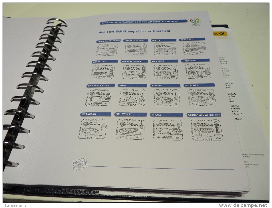 DIE OFFIZELLE BELEGSAMMLUNG DER FIFA FUSSBALL - WELTMEISTERSCHAFT DEUTSCHLAND 2006 Im BINDER Mit SCHUBER - Sammlungen (im Alben)